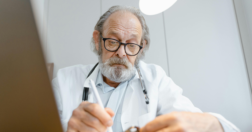 Médico en su consulta