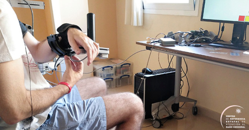 Sistema robótico híbrido adaptado para la rehabilitación del movimiento de alcance después de una lesión cerebral: un estudio de usabilidad