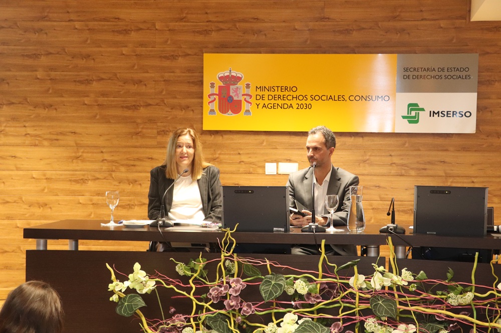 Isabel Campo, directora gerente del CREA, junto a Manuel Menéndez González, neurólogo y miembro del Patronato de la Fundación de Neurociencias.