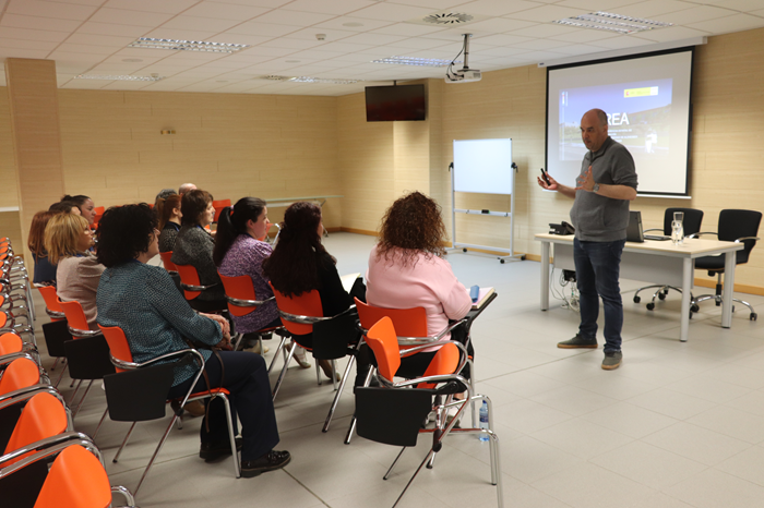 Enrique Pérez Sáez, responsable de Área Técnica, explica el funcionamiento del CREA a los profesionales de Asturias.