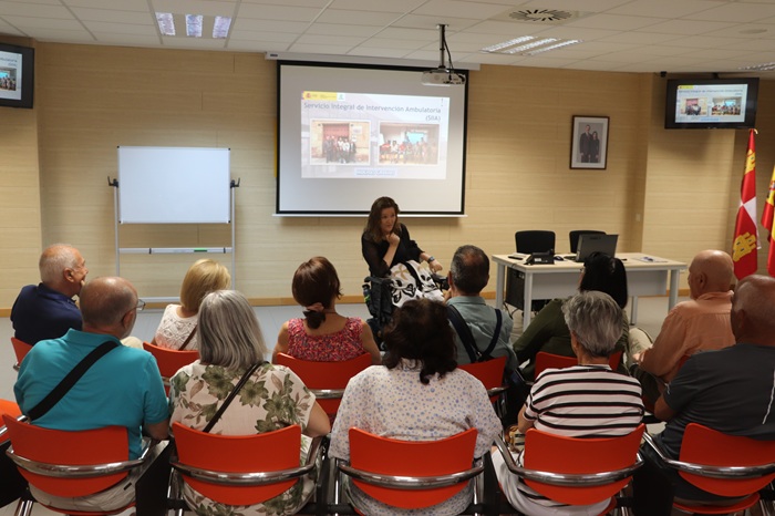 La directora gerente del CREA, Isabel Campo, dialoga con las personas usuarias y los familiares del SIIA.