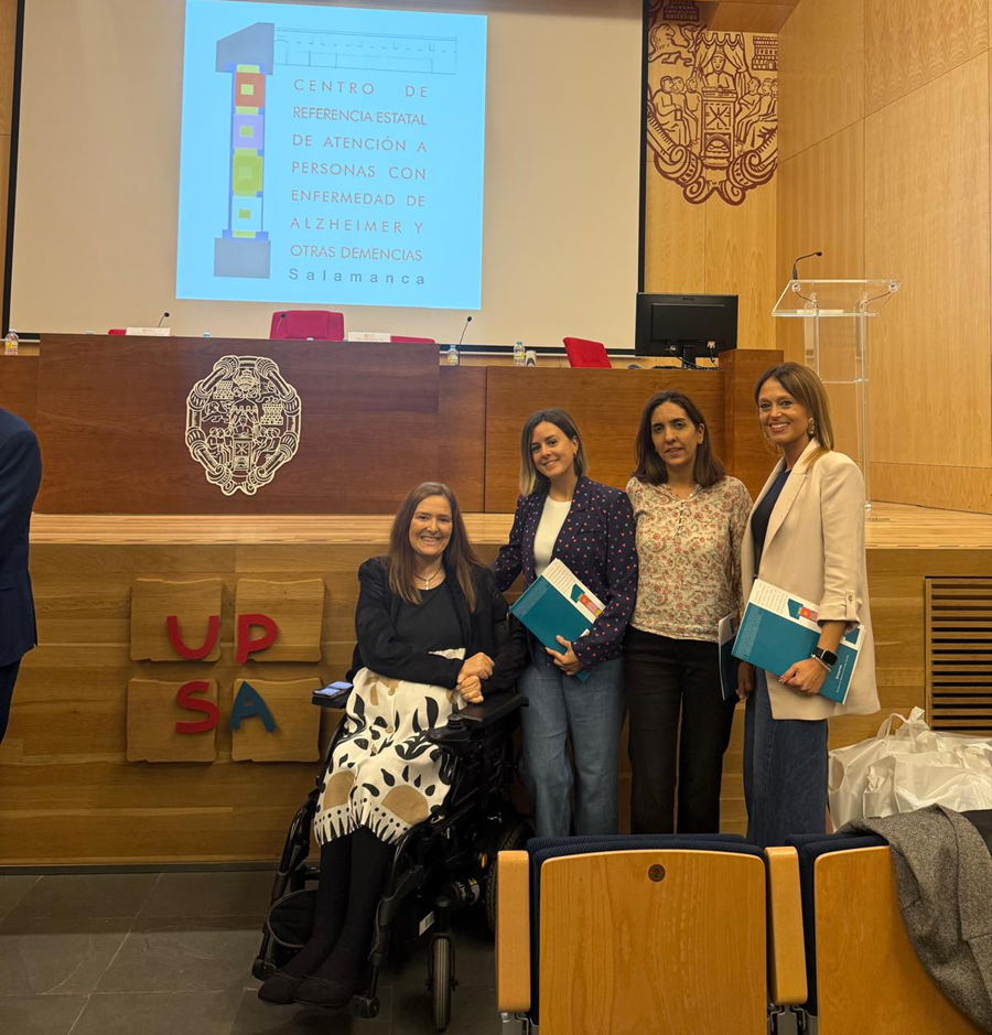 La directora gerente del CREA, Isabel Campo (izda.) acompañada de las profesionales del centro Elisa Sancho, fisioterapeuta; Cristina Resines, logopeda y Cristina Guevara, enfermera.